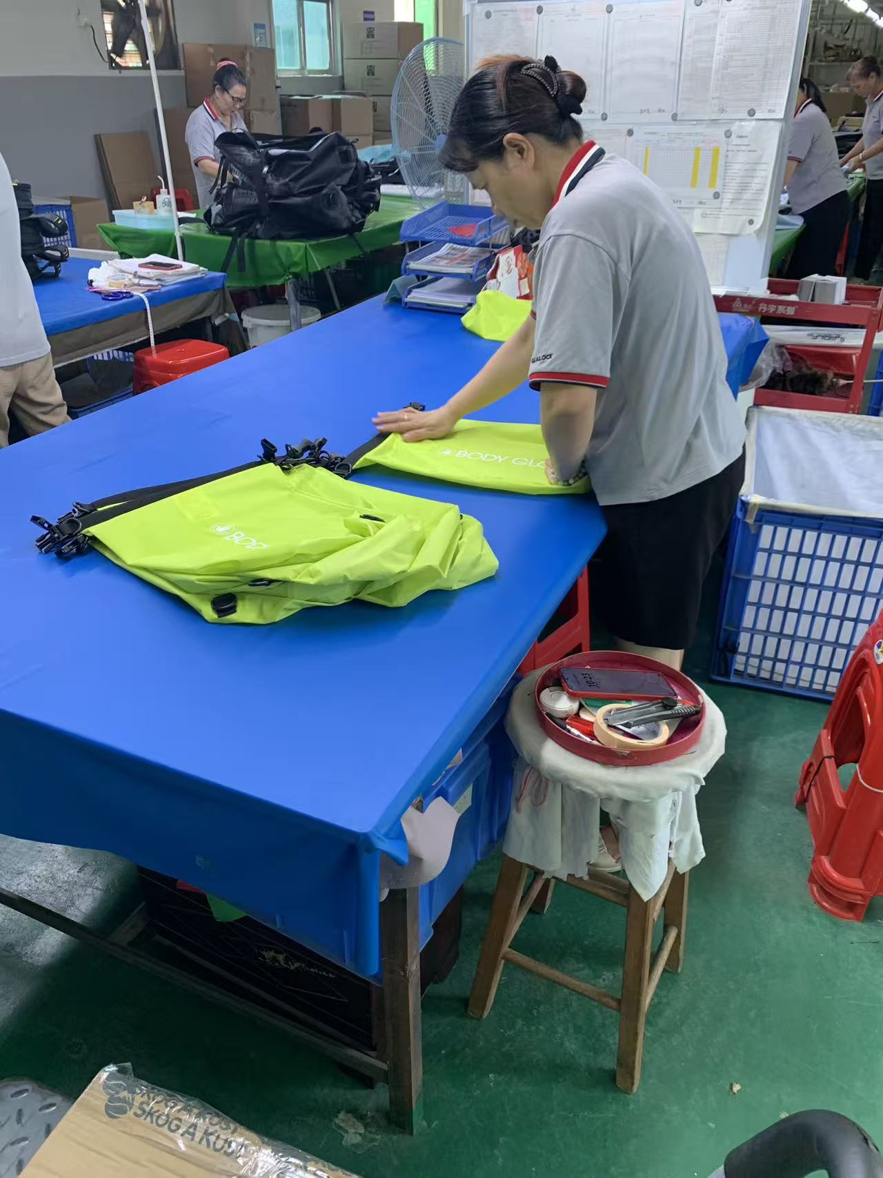 Yüksək Görünüşlü Roll-Top Quru Çanta Sifarişi Necə tikilir, yoxlanılır və qutuya qoyulur